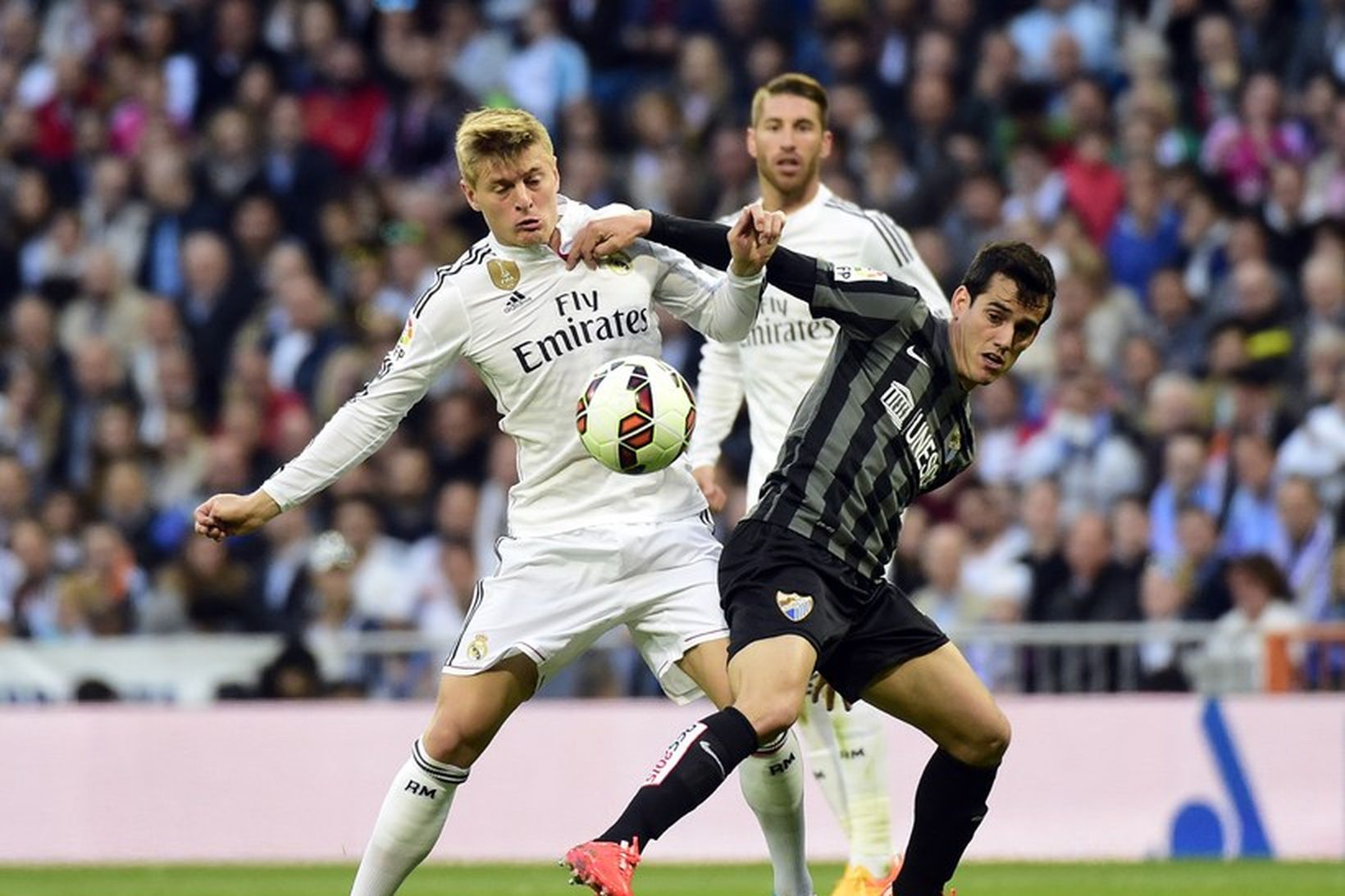 Hvítklæddur Toni Kroos í baráttunni með Real Madrid.