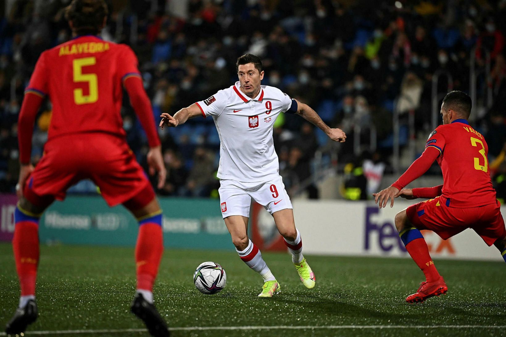 Robert Lewandowski með boltann í leik Andorra og Póllands í …