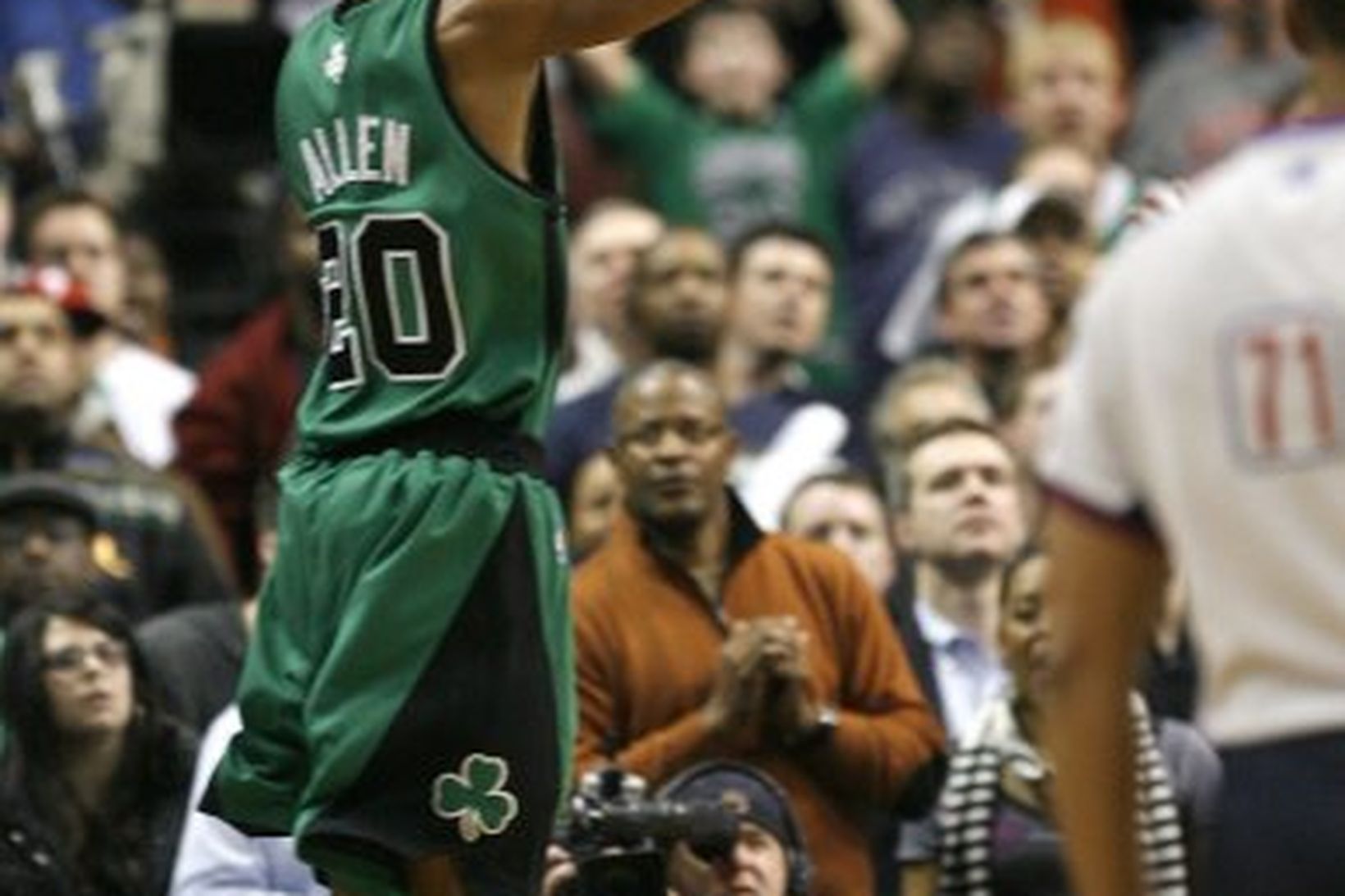 Ray Allen í þann mund að skora sigurkörfu Boston í …