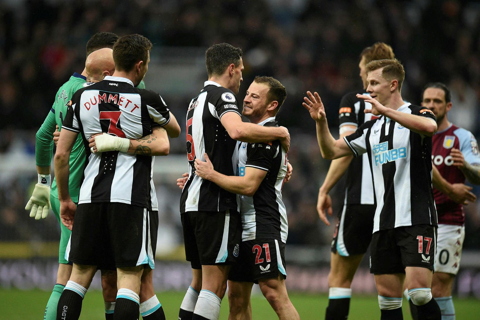 Newcastle mætir í höfuðborgina og leikur við nýliða Brentford.