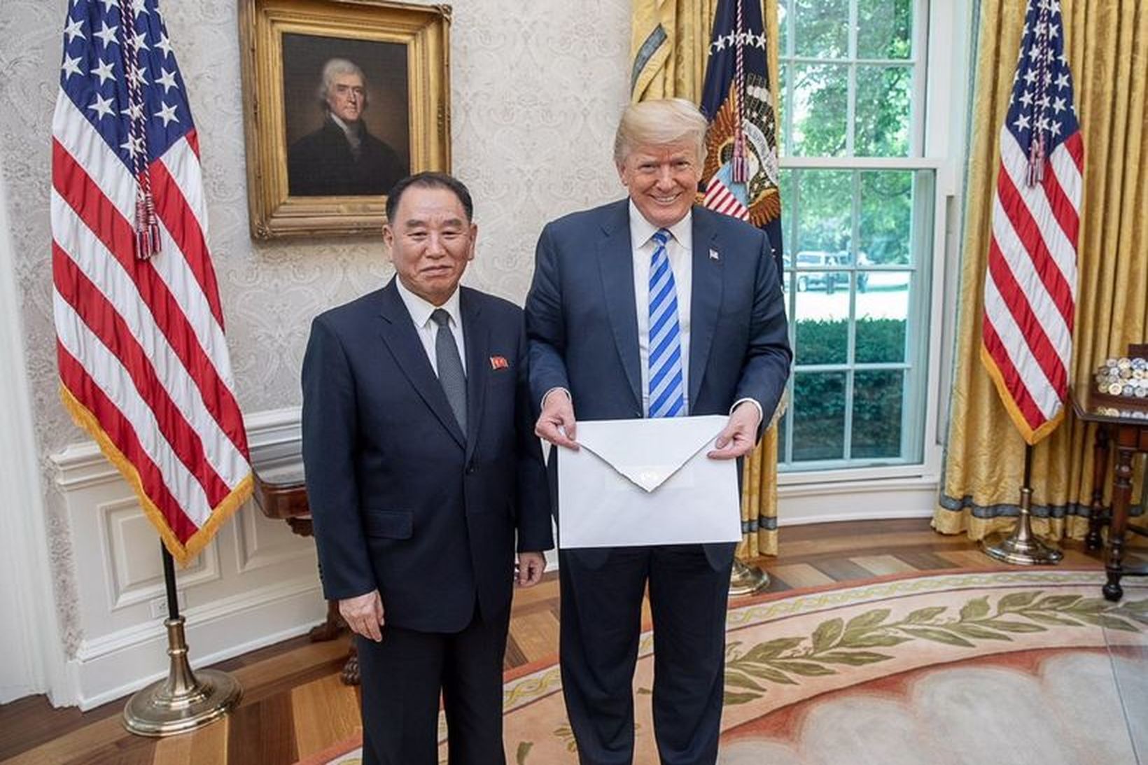 Donald Trump Bandaríkjaforseti og Kim Yong Choi, sendifulltrúi Norður-Kóreu, með …