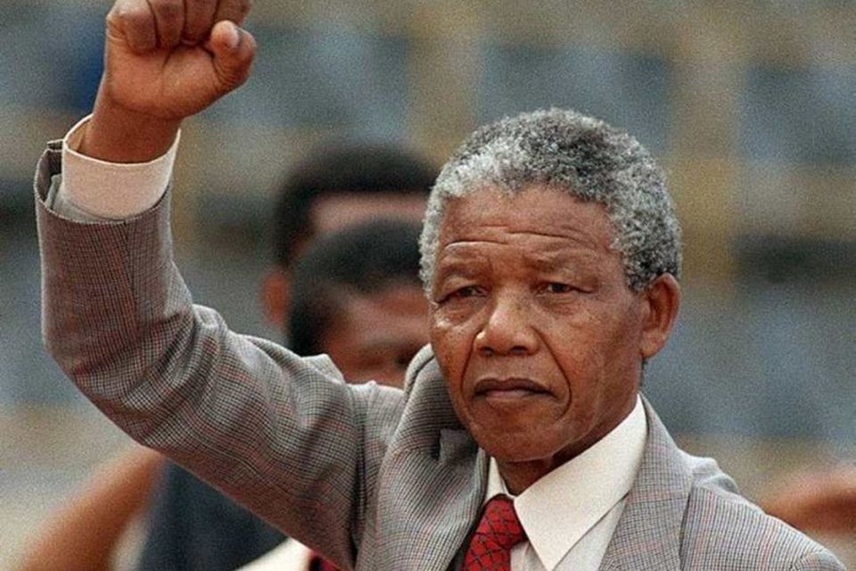 Nelson Mandela heldur krepptum hnefa á lofti nokkrum dögum eftir að hann var látinn laus …