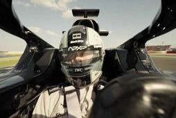 Bandaríski leikarinn Brad Pitt í hlutverki ökuþórsins Sonnys Hayes í F1: The Movie. Mikið grín …