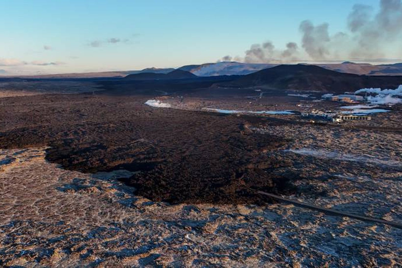 Landslag Hraun úr gosi síðustu daga hefur breitt úr sér …