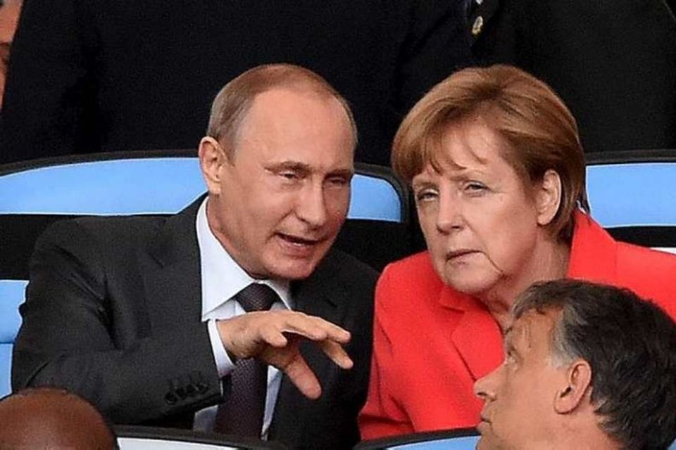 Angela Merkel og Vladimir Putin stungu saman nefjum í stúkunni.