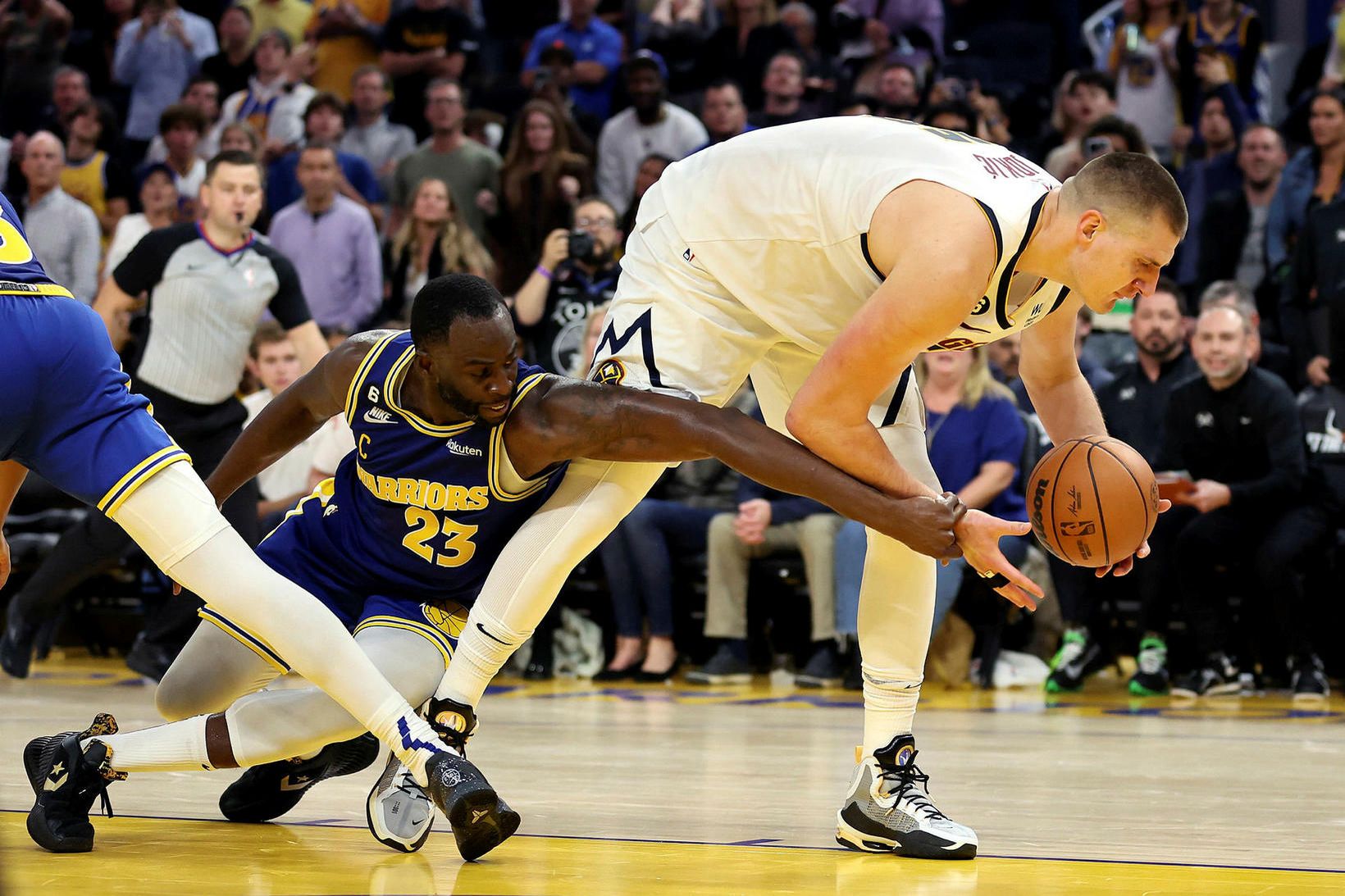 Draymond Green reynir að stöðva Nikola Jokic í leiknum í …