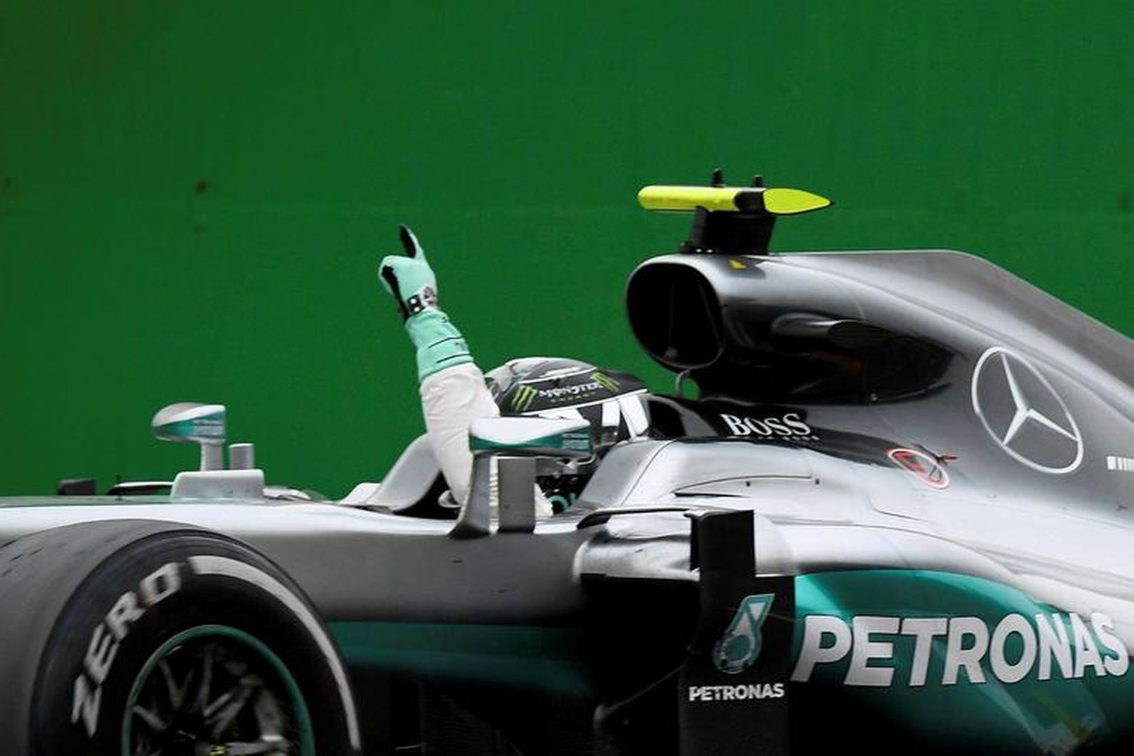 Nico Rosberg fagnar sigrinum í Monza á innhring.