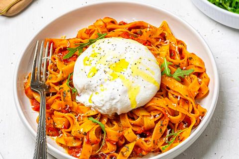 Ómótstæðilega girnilegur pastaréttur með burrata osti sem á eftir að slá í gegn.