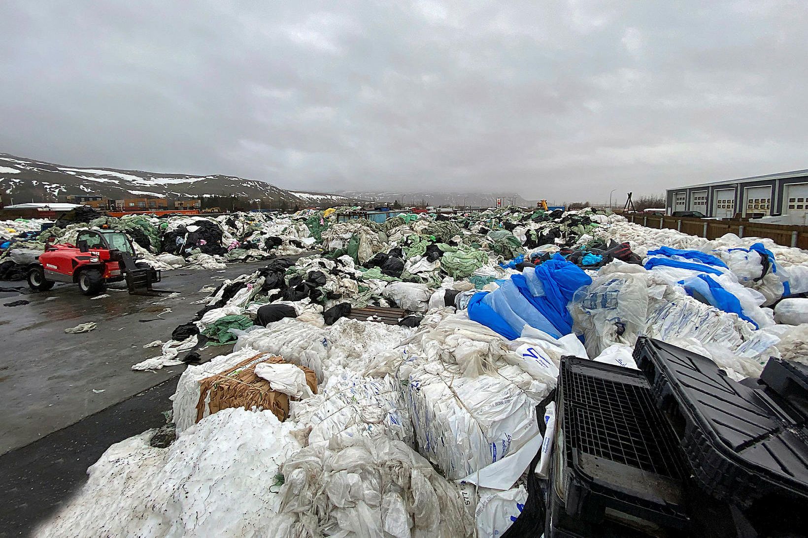 Um 1.300 til 1.400 tonn af plasti fara frá Íslandi …