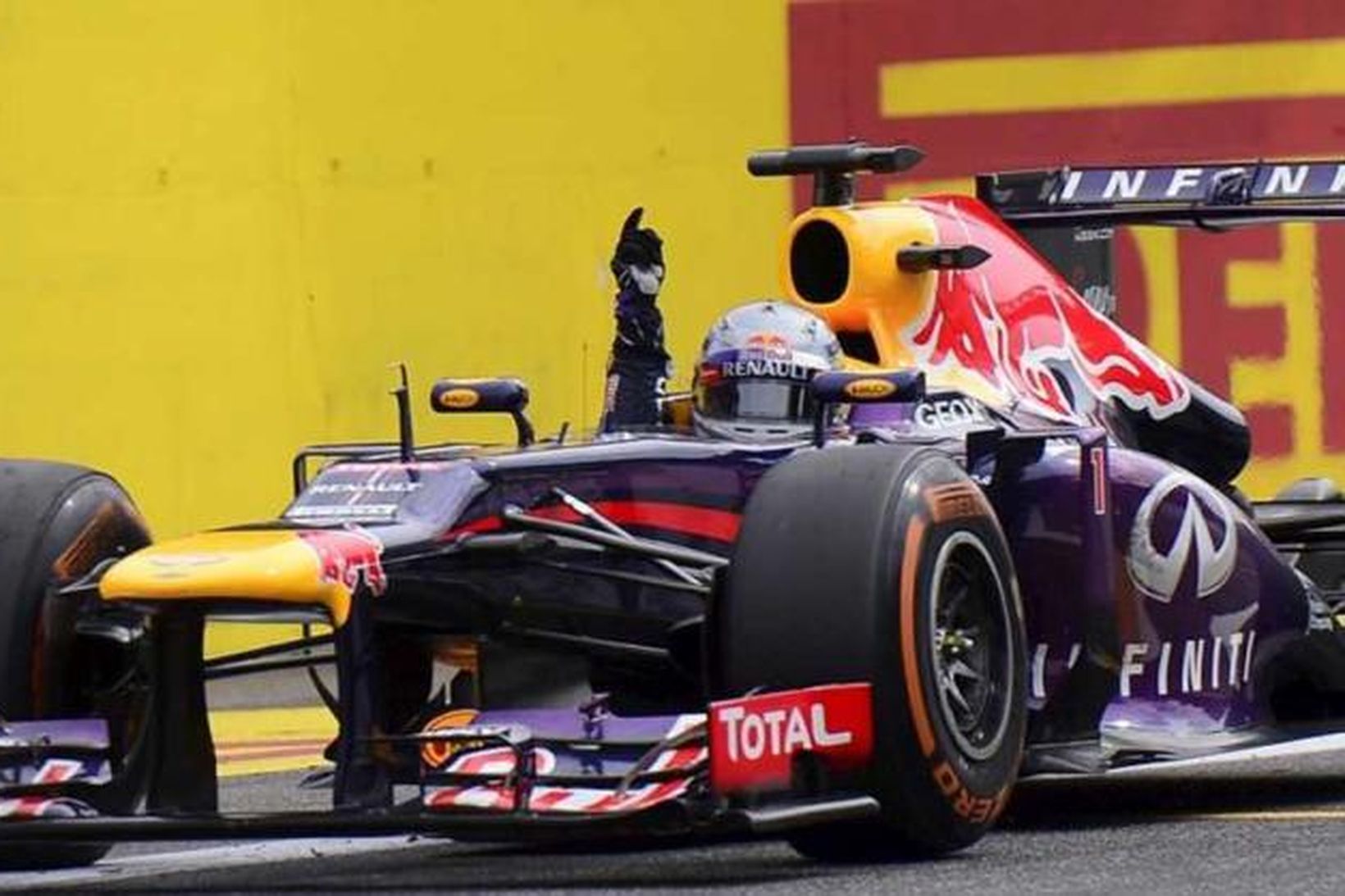 Vettel ekur yfir endamarkið sigri hrósandi.