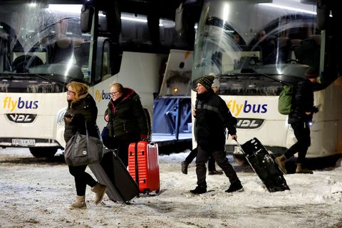 Stranded tourists were finally transported by bus to Reykjavík from KEF International Airport last night.