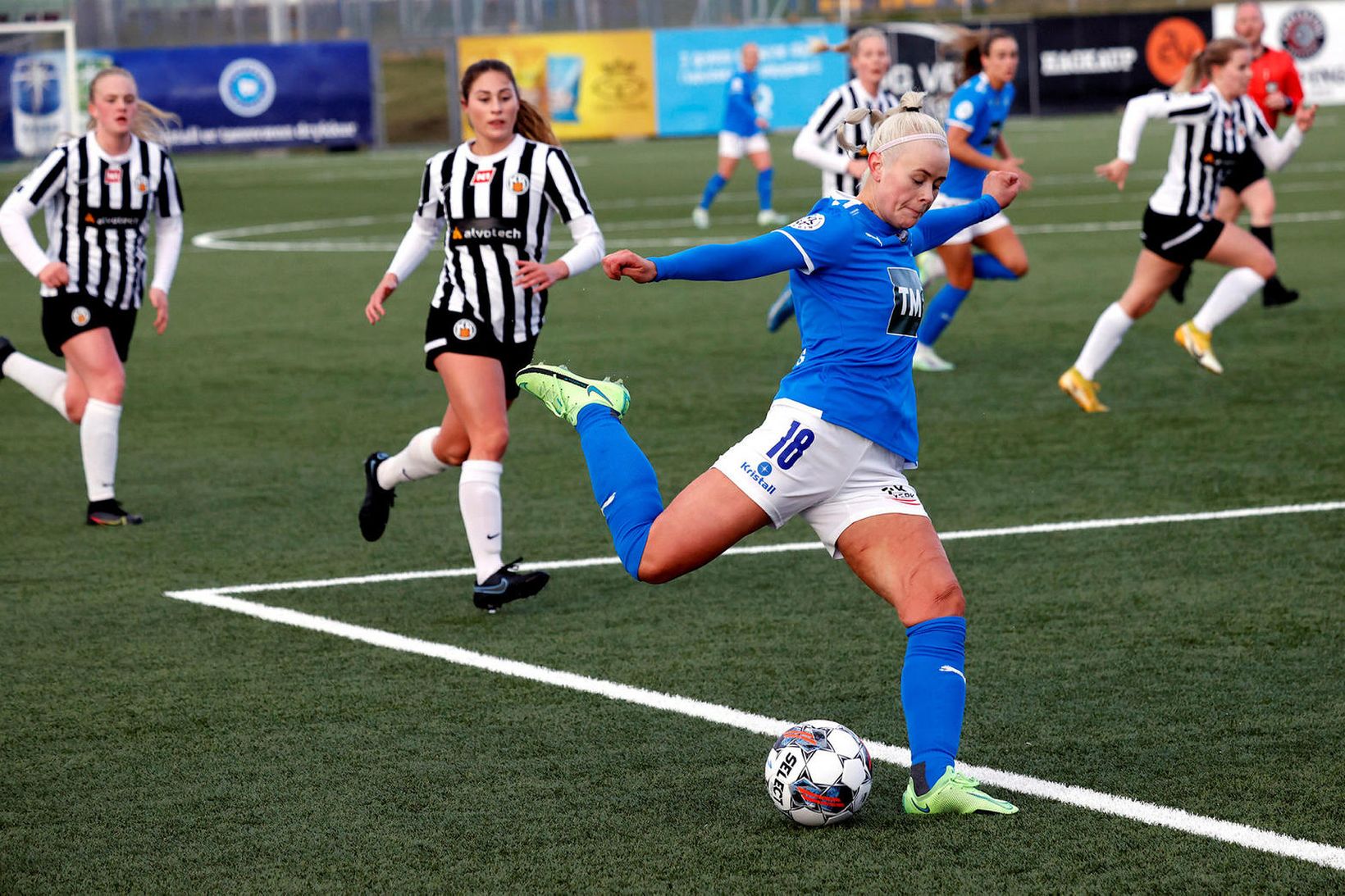 Jasmín Erla Ingadóttir í leik með Stjörnunni í sumar.