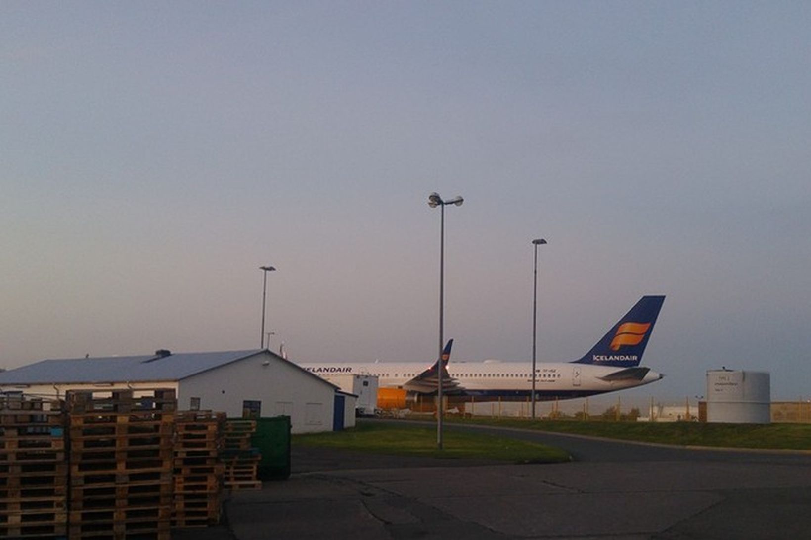 Hér má sjá flugvél Icelandair á Reykjavíkurflugvelli í nótt.