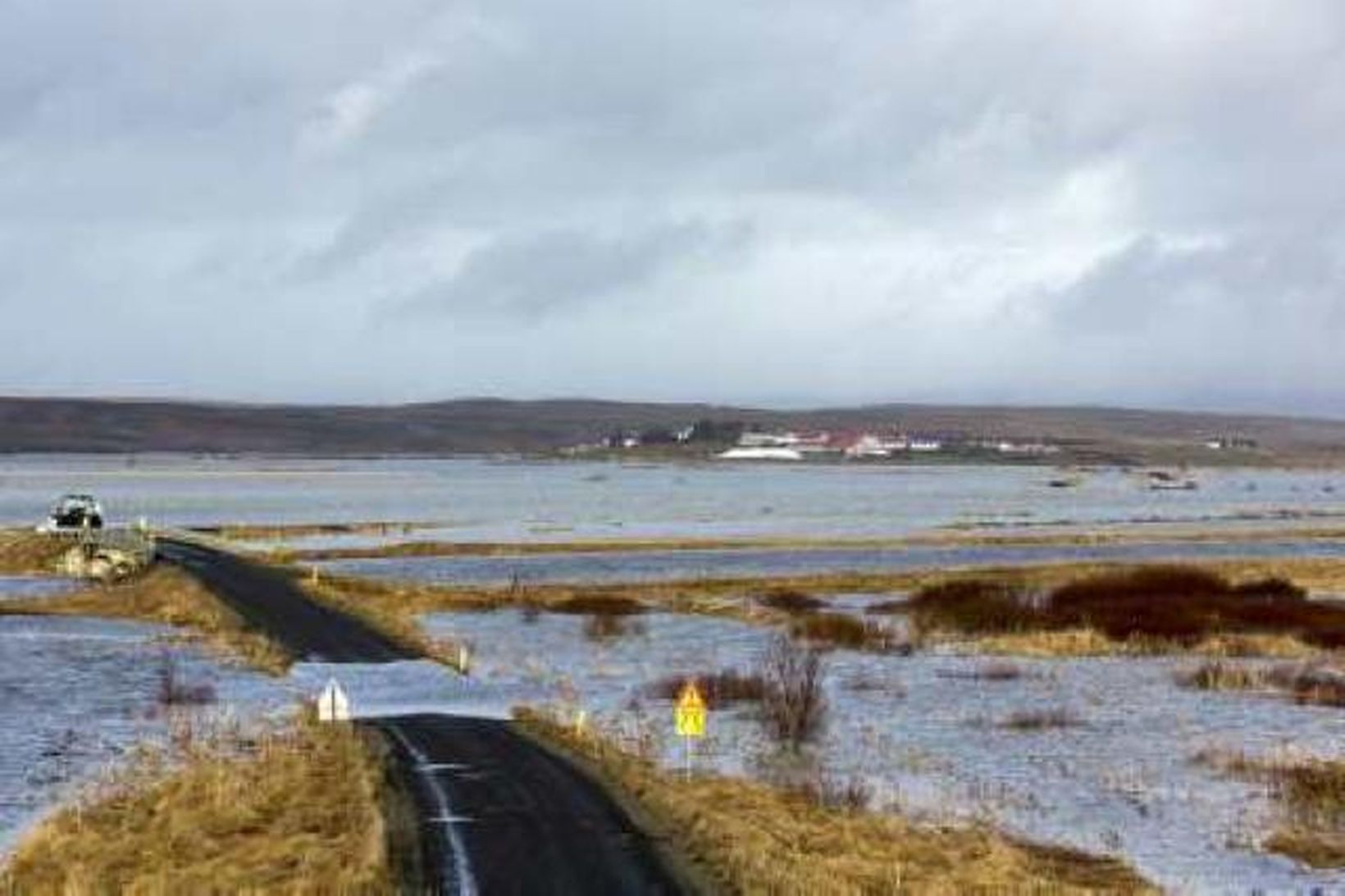 Vegurinn að Auðsholti er undir vatni á stórum kafla.