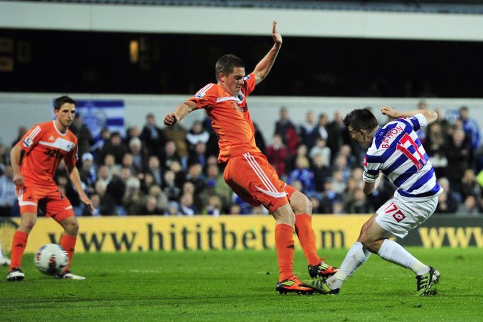 Joey Barton þrumar boltanum í mark Swansea, 1:0, án þess …