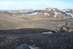 Konan fannst skammt frá Hrafntinnuskeri á öðrum tímanum í nótt.