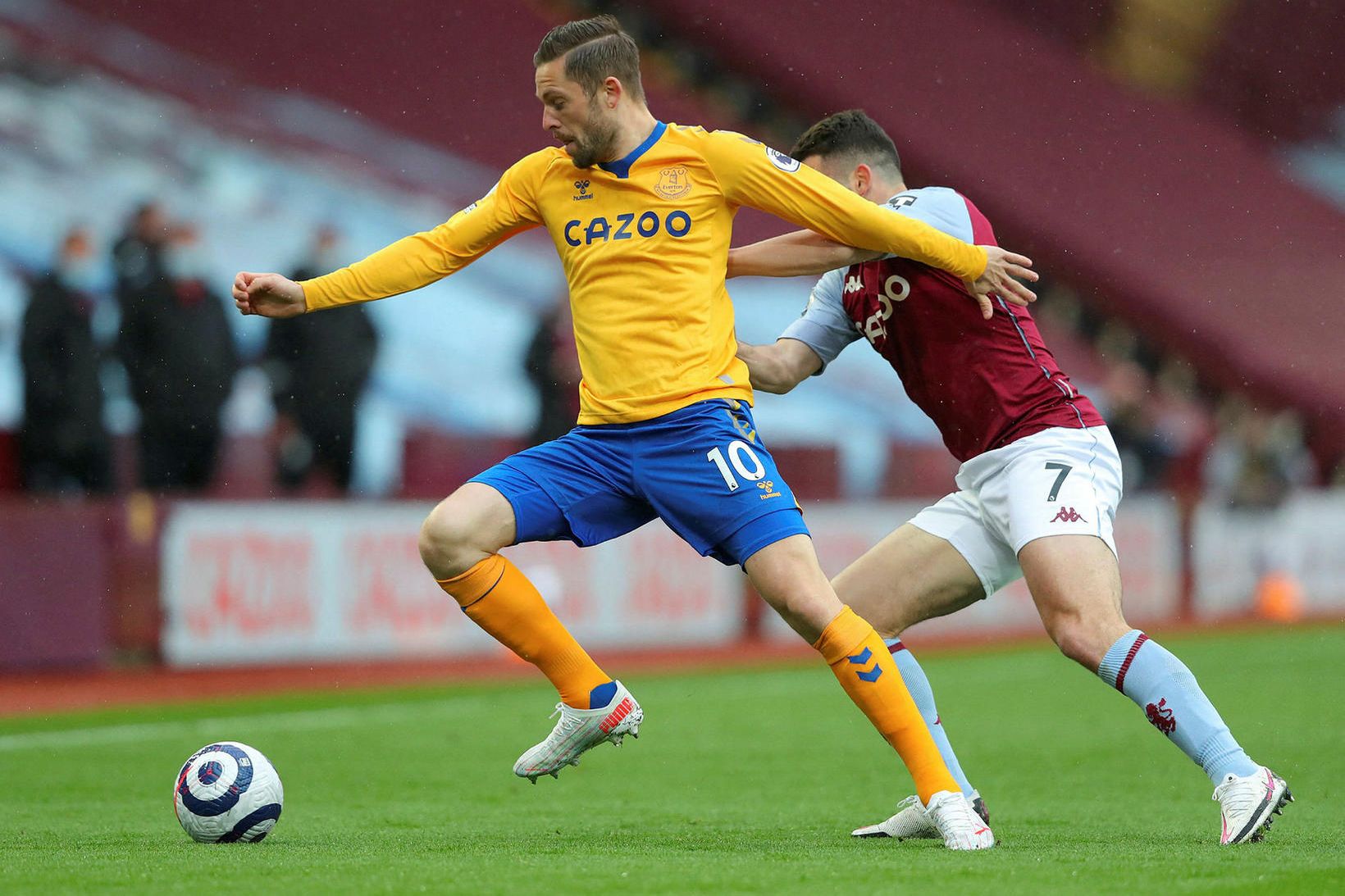 Gylfi í leik með Everton gegn Aston Villa.
