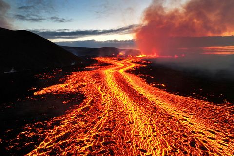 Hraun streymir til vesturs, norðurs og austurs.