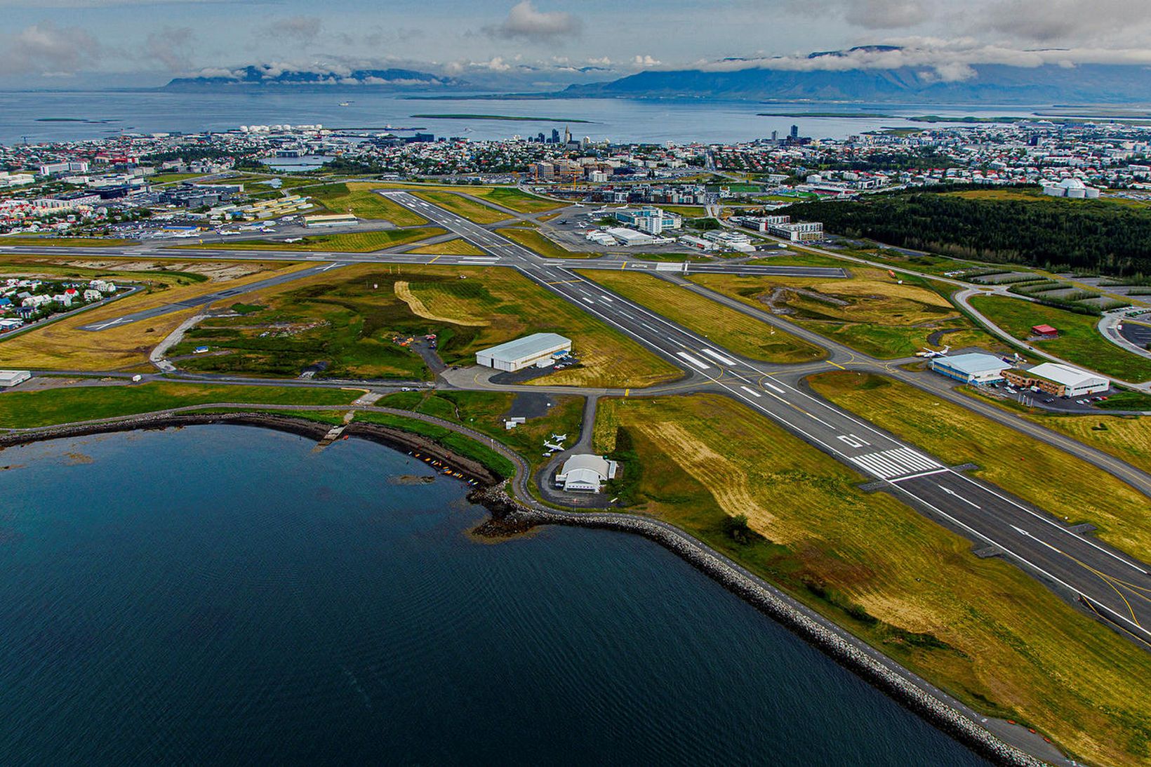 Horft yfir Reykjavíkurflugvöll. Næst og til vinstri má sjá þann …