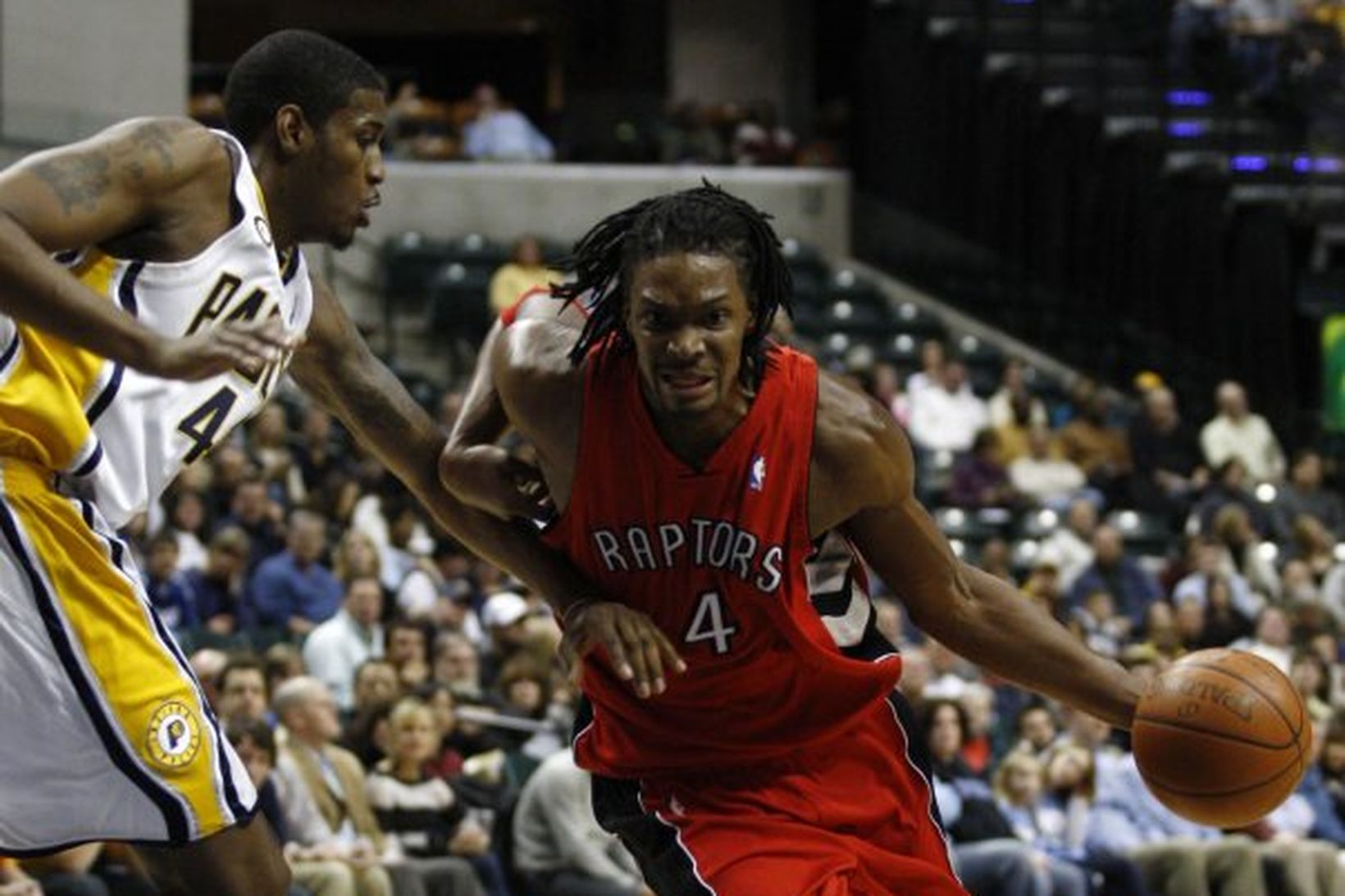 Chris Bosh framherji Toronto, sækir en Solomon Jones framherji Indiana …