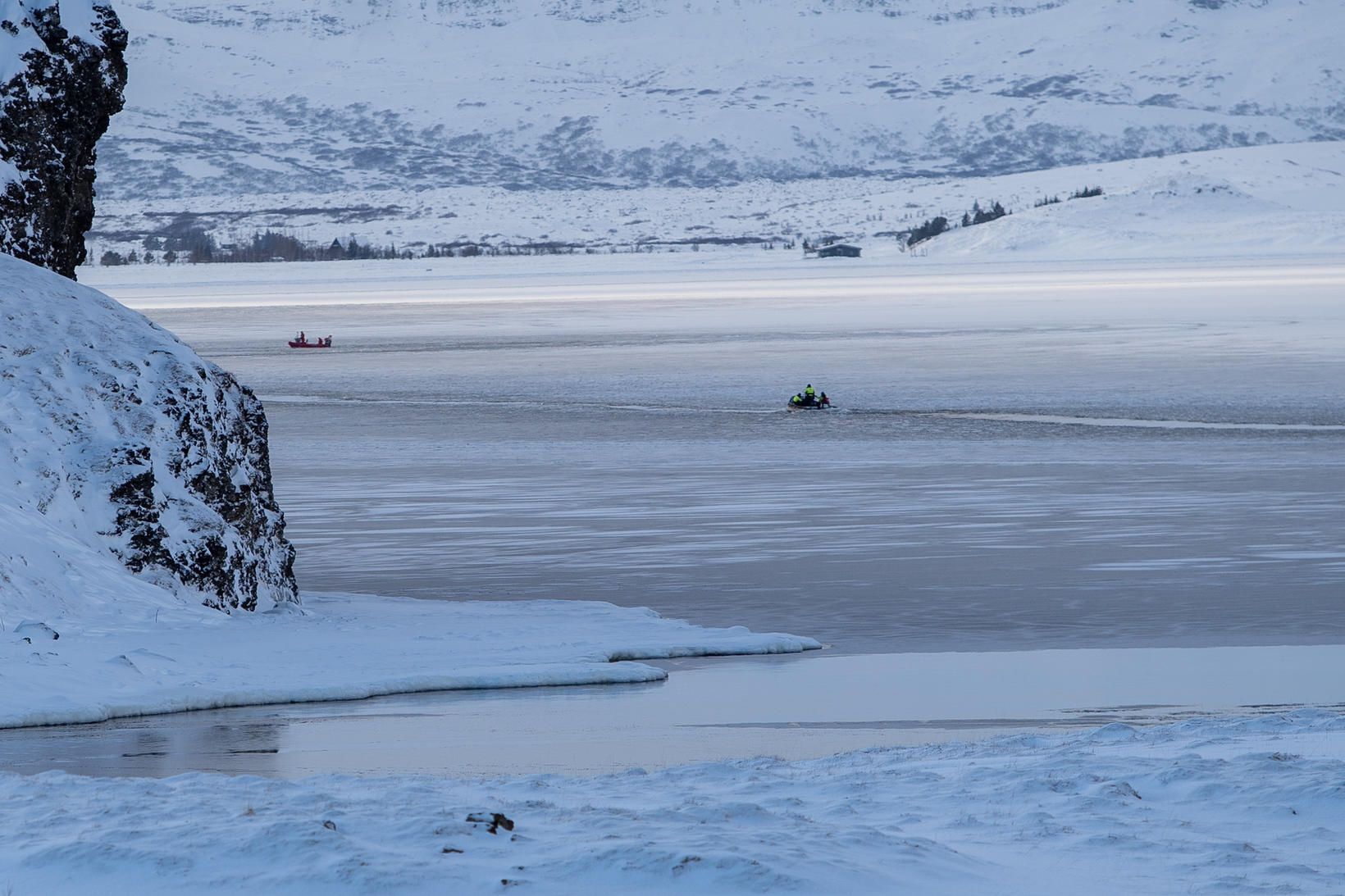 Aðgerðir Landhelgisgæslunnar og ríkislögreglustjóra við Þingvallavatn í dag vegna flugvélar …