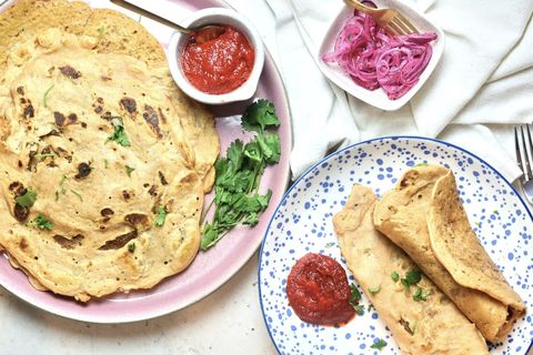 Hér eru pönnukökurnar bornar fram með chili-mauki og sumac-lauk.