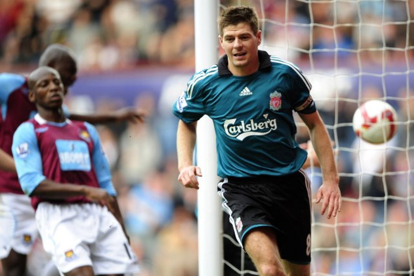 Steven Gerrard fagnar öðru marki sínu gegn West Ham.