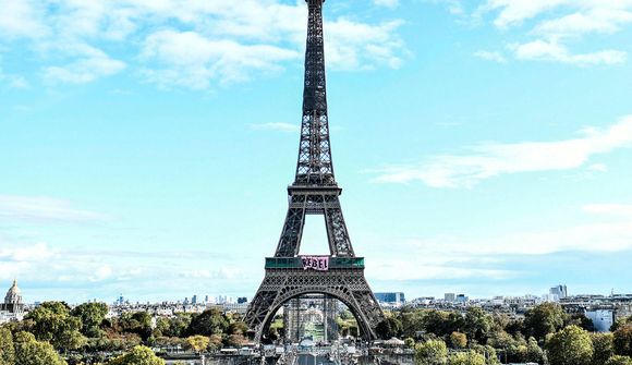 Mótmælendur klifruðu upp Eiffel-turninn