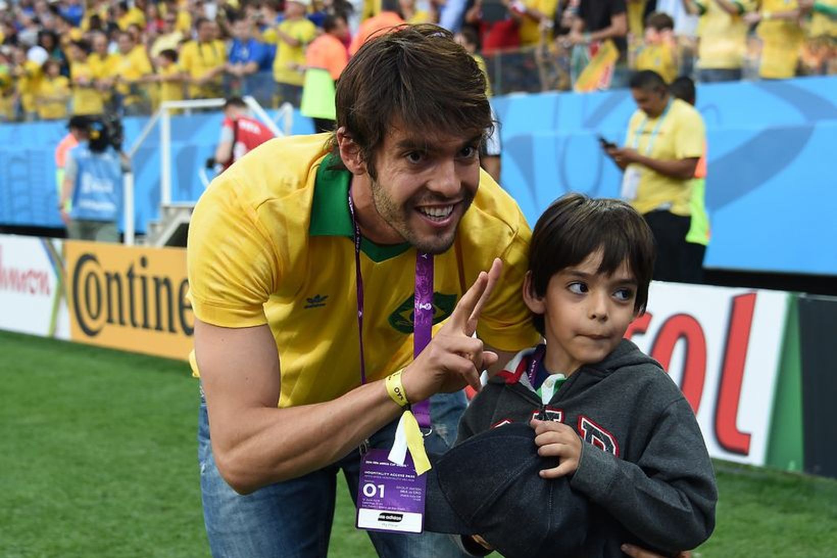 Kaká með ungum fótboltastrák fyrir leik hjá Brasilíu á heimsmeistaramótinu …