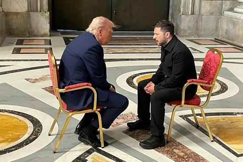 Ljósmynd af því þegar Selenskí og Trump hittust í Vatíkaninu við útför Frans páfa í …