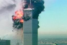 Eldur logar í turnum World Trade Center árið 2001 eftir að farþegaflugvélum var flogið á …