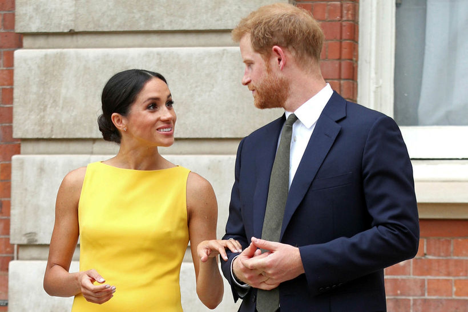 Meghan var sumarleg í gulum kjól.