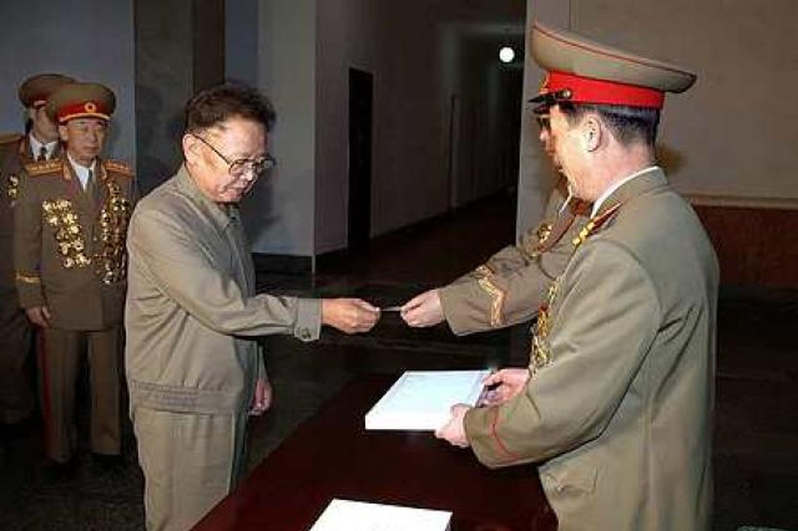 Kim Jong-il á kjörstað í Pyongyang í gær.