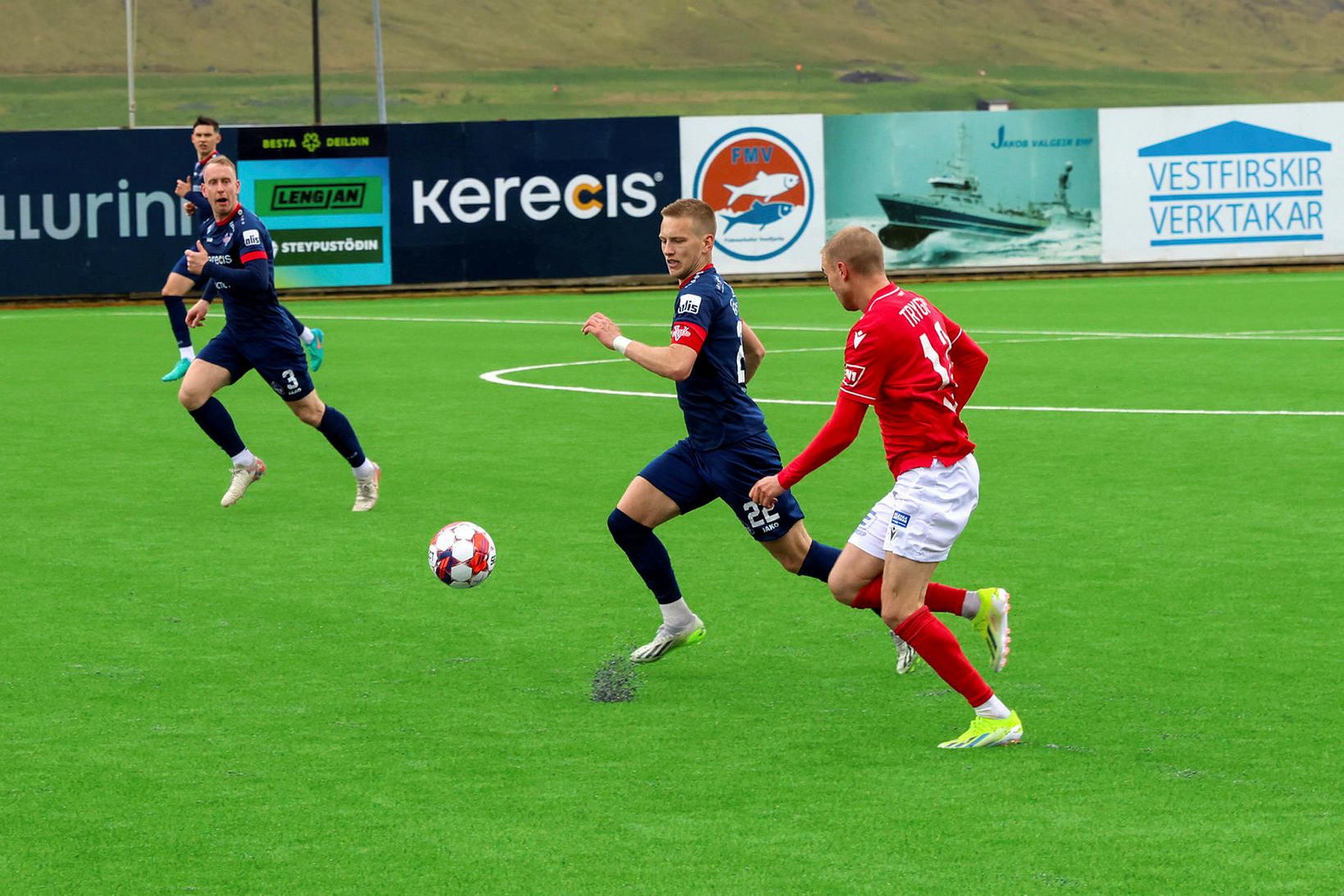 Elmar Atli Garðarsson og Tryggvi Hrafn Haraldsson eigast við á …