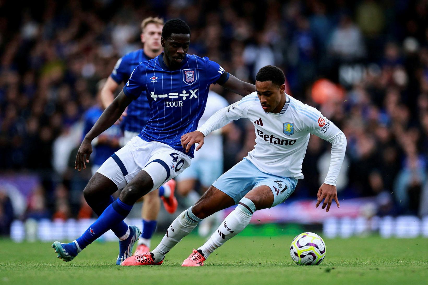 Axel Tuanzebe og Jacob Ramsey eigast við í leik Ipswich …