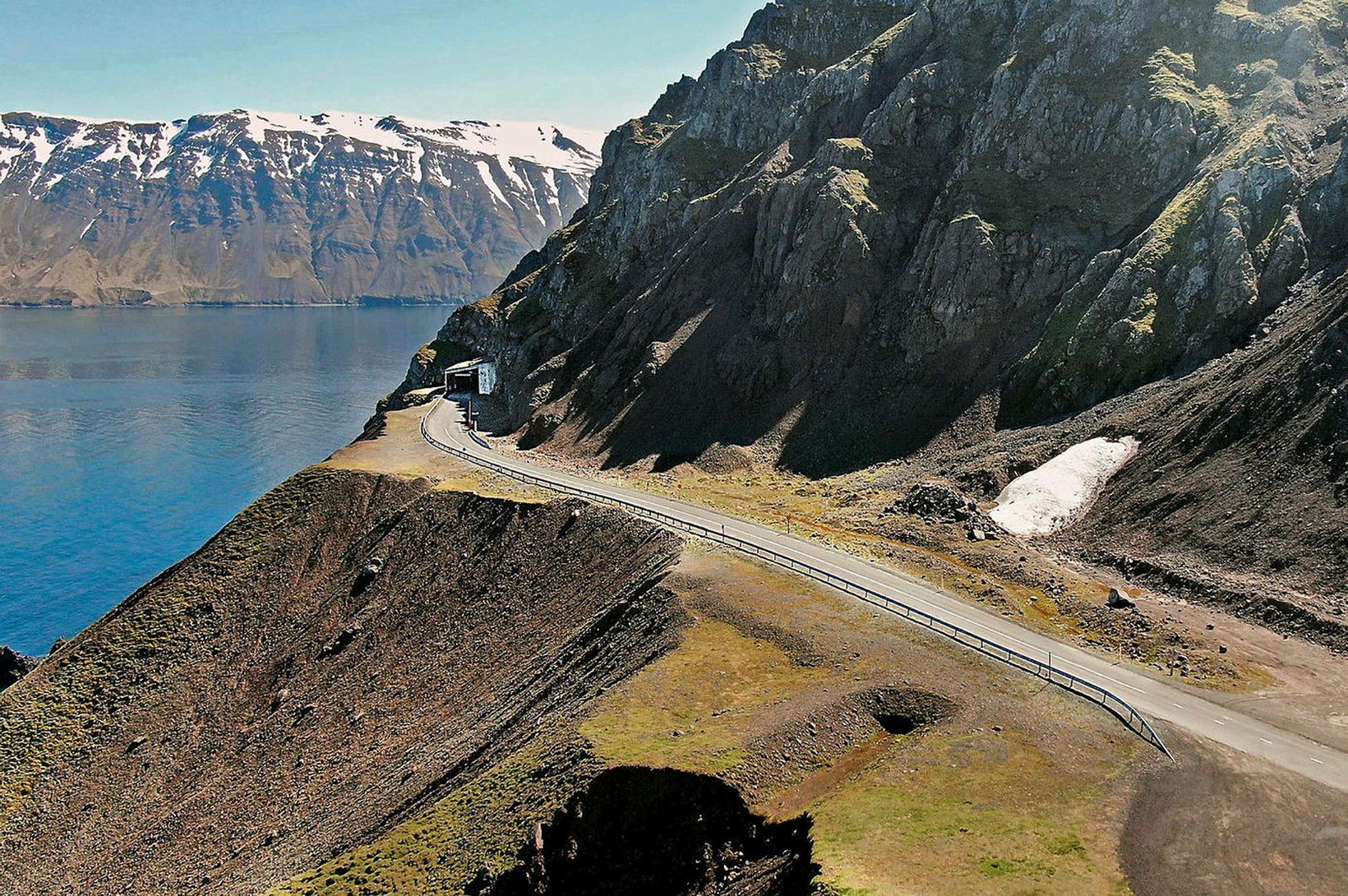 Strákagöng lokast ef hlíðin fer