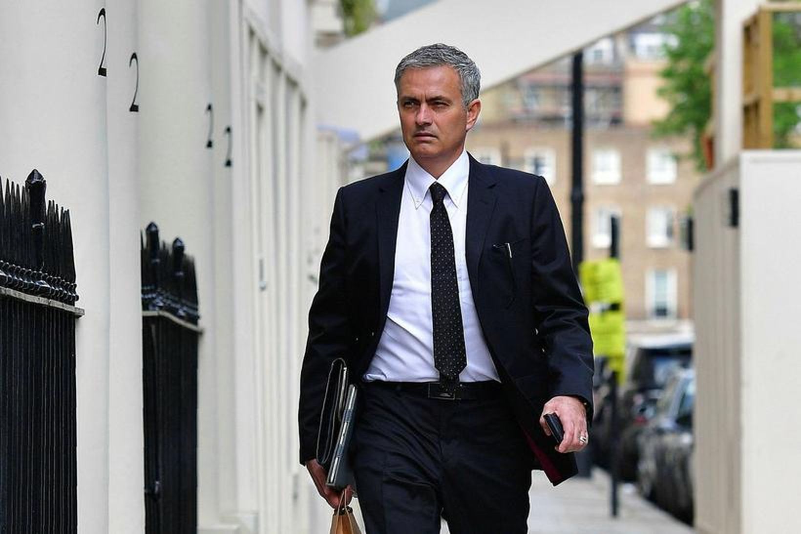 Jose Mourinho við heimili sitt í London.