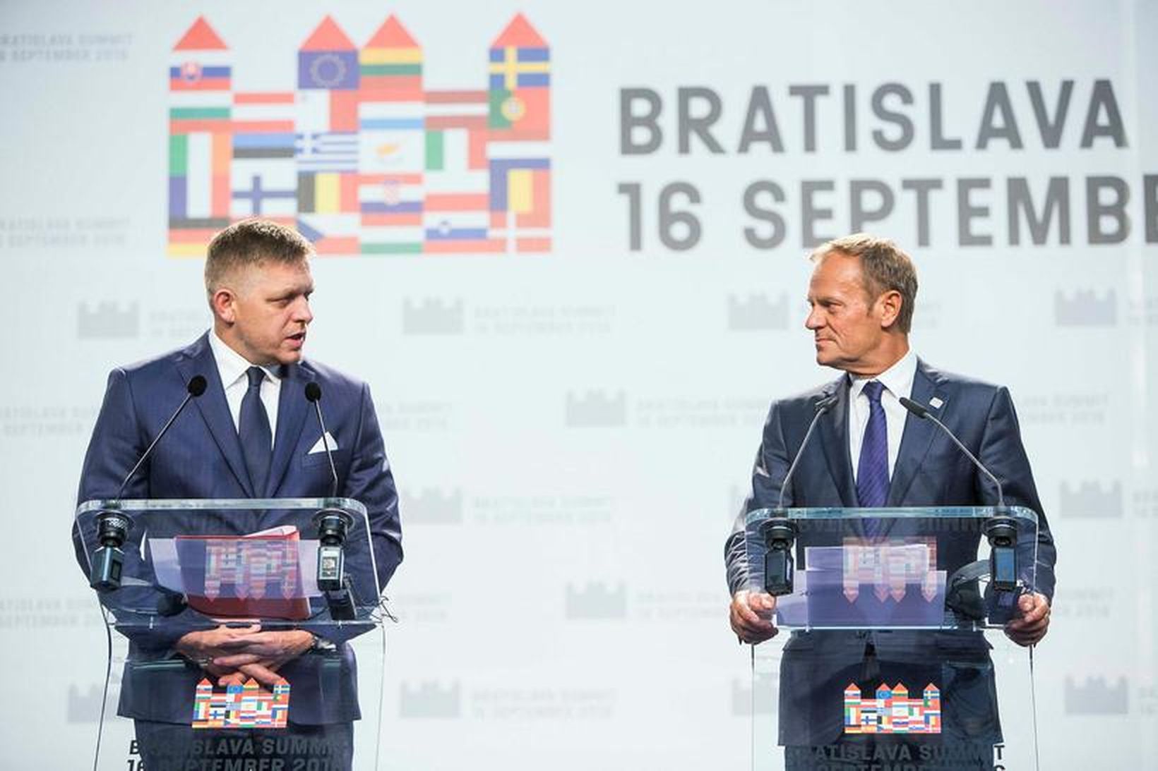 Robert Fico, til vinstri, og Donald Tusk, forseti Evrópuþingsins, til …