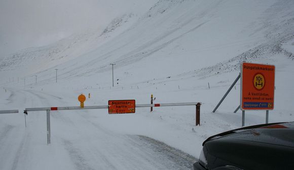 Lítil snjóflóð fallið og vegum lokað á Vestfjörðum