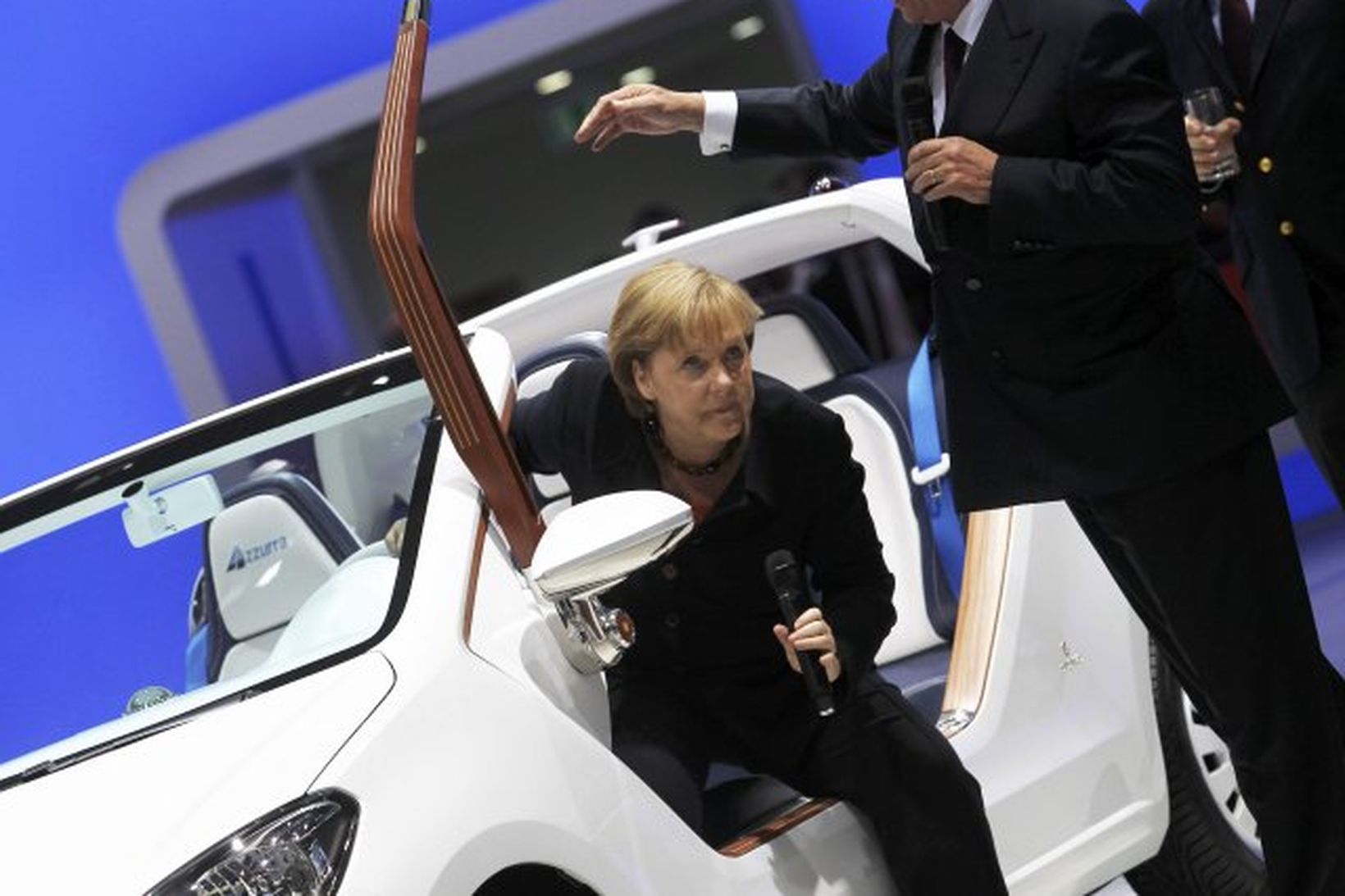 Angela Merkel kanslari Þýskalands prófaði að setjast upp í Volkswagen …