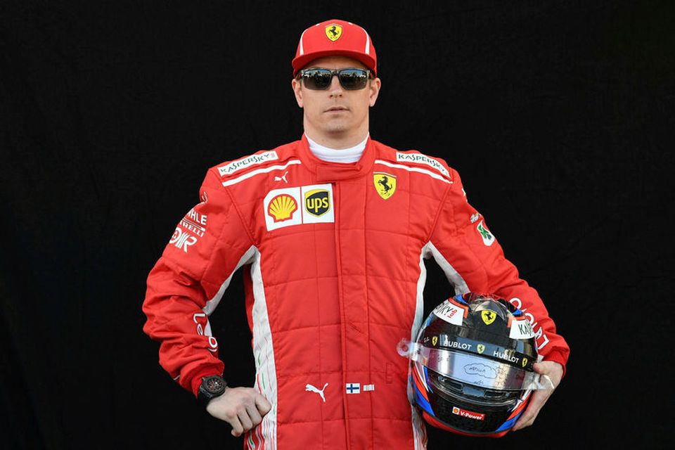 Kimi Räikkönen hjá Ferrari með hjálm sinn í Melbourne.