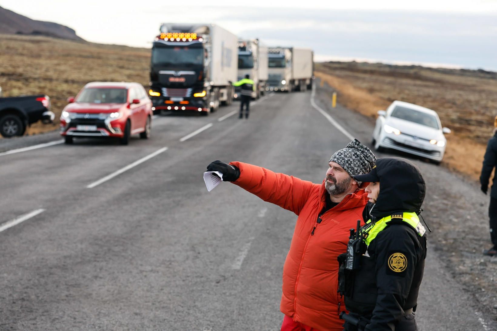 Viðbragðsaðilar við Grindavík fyrr í dag.