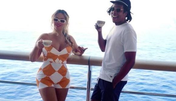 Beyoncé og Jay-Z í fljótandi höll í fríinu