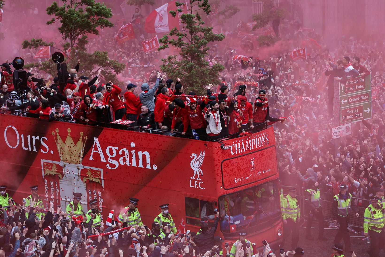Mikið mannhaf er mætt á götur Liverpool til að fagna …