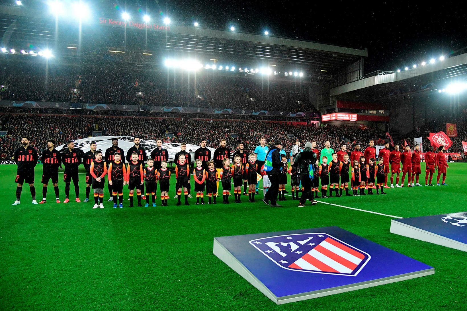 Leikmenn Atlético Madríd stilla sér upp fyrir leik gegn Liverpool …