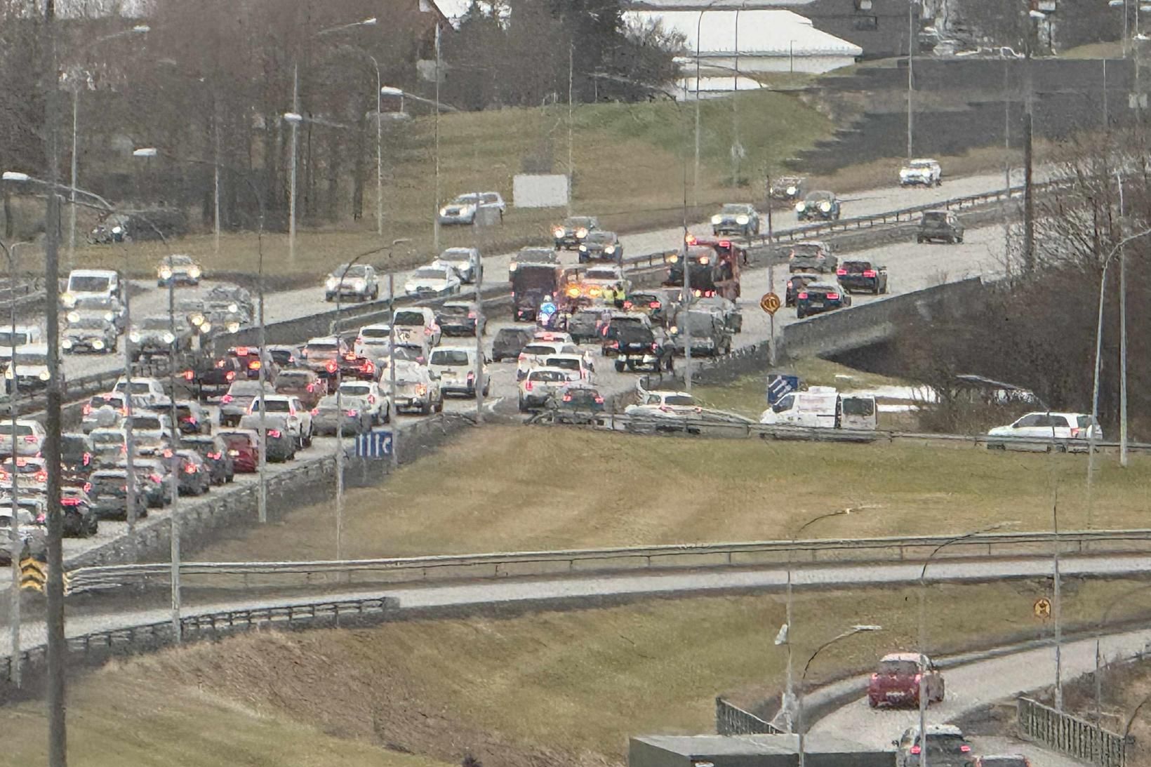 Tveggja bíla árekstur í Ártúnsbrekkunni