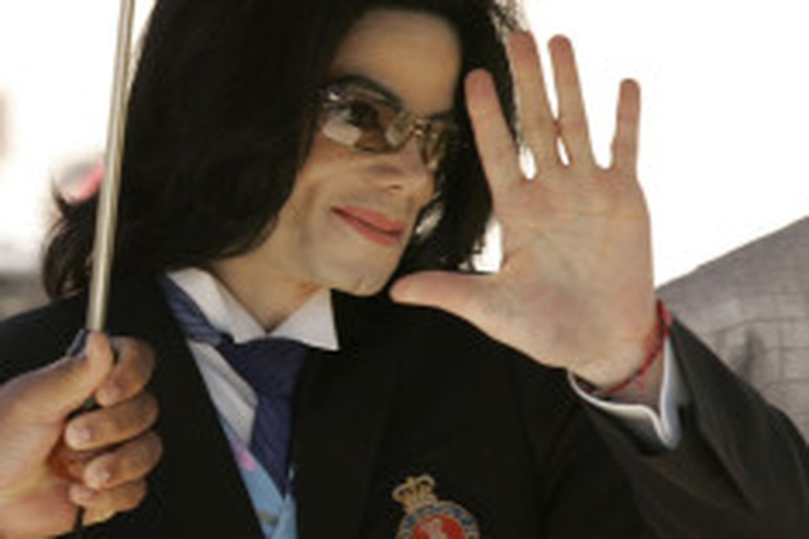 Michael Jackson veifar til stuðningsmanna sinna er hann yfirgefur réttarsalinn …