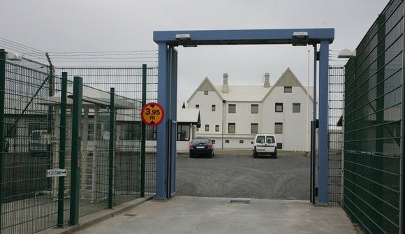 Farið verður með manninn á geðdeild í dag