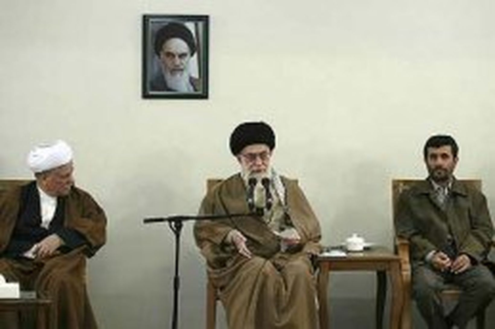 Ayatollah Ali Khamenei, æðsti klerkur Írans, (fyrir miðju) segir að …