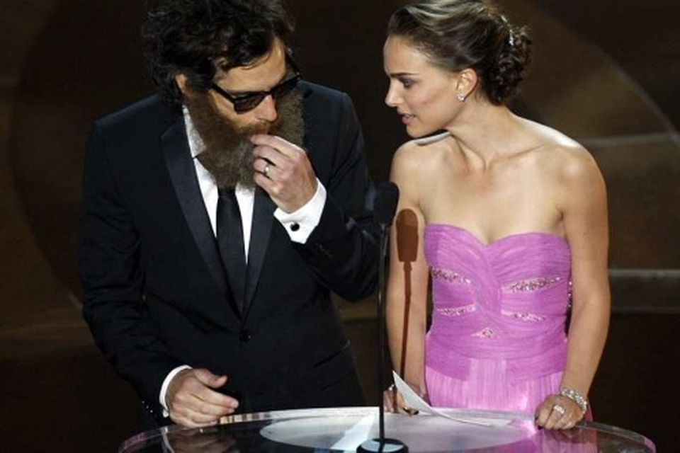 Ben Stiller var torkennilegur þegar hann veitti verðlaun ásamt Natalie Portman.